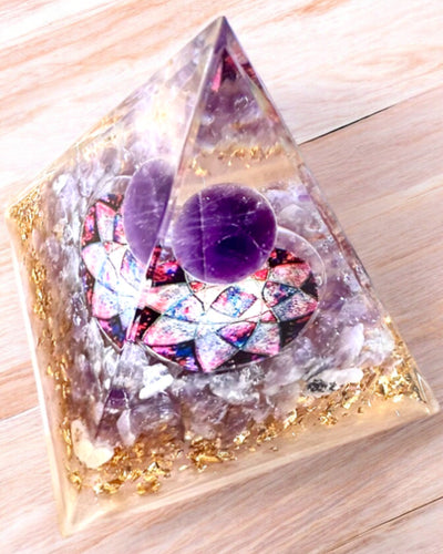 Pirámide Energética "Amethyst Star" de orgonita con cristales de amatista