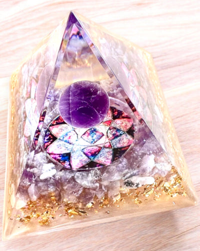 Pirámide Energética "Amethyst Star" de orgonita con cristales de amatista