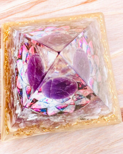 Pirámide Energética "Amethyst Star" de orgonita con cristales de amatista