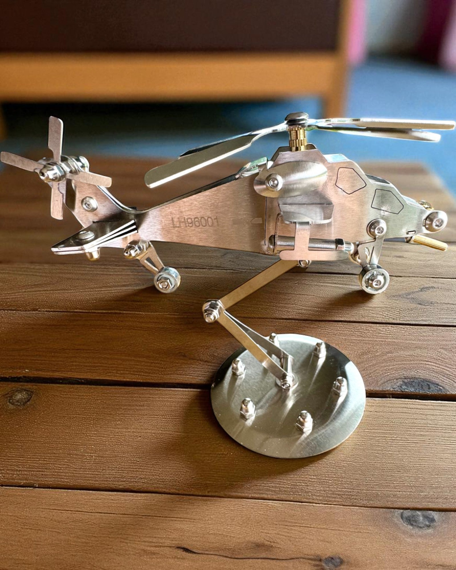 Modelo Metálico de Helicóptero „SkyRider” – Soporte de Escritorio Ajustable con personalización grabada para regalo