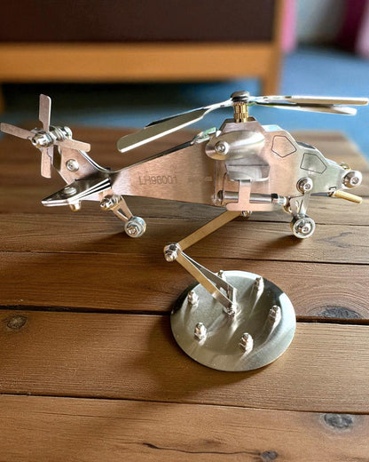Modelo Metálico de Helicóptero „SkyRider” – Soporte de Escritorio Ajustable con personalización grabada para regalo