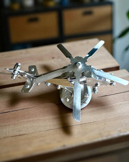 Modelo Metálico de Helicóptero „SkyRider” – Soporte de Escritorio Ajustable con personalización grabada para regalo