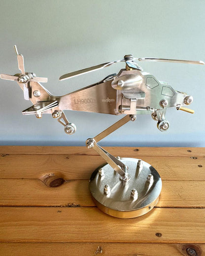 Modelo Metálico de Helicóptero „SkyRider” – Soporte de Escritorio Ajustable con personalización grabada para regalo