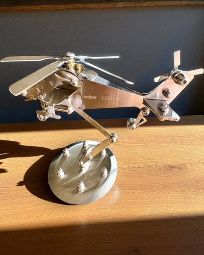 Modelo Metálico de Helicóptero „SkyRider” – Soporte de Escritorio Ajustable con personalización grabada para regalo