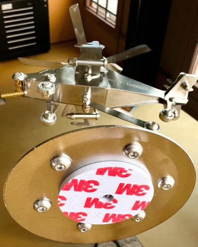 Modelo Metálico de Helicóptero „SkyRider” – Soporte de Escritorio Ajustable con personalización grabada para regalo