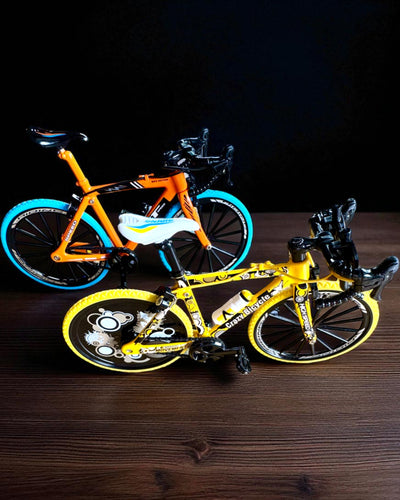 Modelo en miniatura de metal Bicicleta Coleccionable "Speed Rider 1.2" – personalización con grabado para regalo, 2 variantes de color