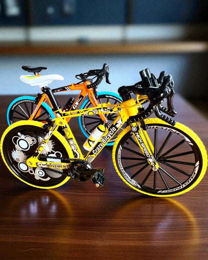 Modelo en miniatura de metal Bicicleta Coleccionable "Speed Rider 1.2" – personalización con grabado para regalo, 2 variantes de color