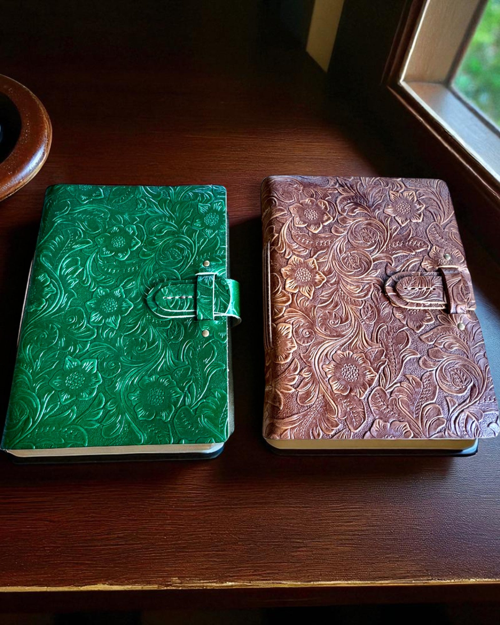 Cuaderno de Cuero Vintage „Floralis” – grabado a mano, 400 páginas, posibilidad de grabado, 2 variantes