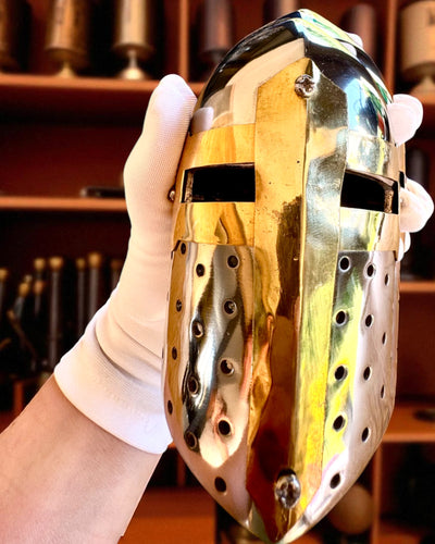 Mini casco de caballero "Guardian" de latón – hecho a mano, 12 cm, posibilidad de personalización con grabado para regalo