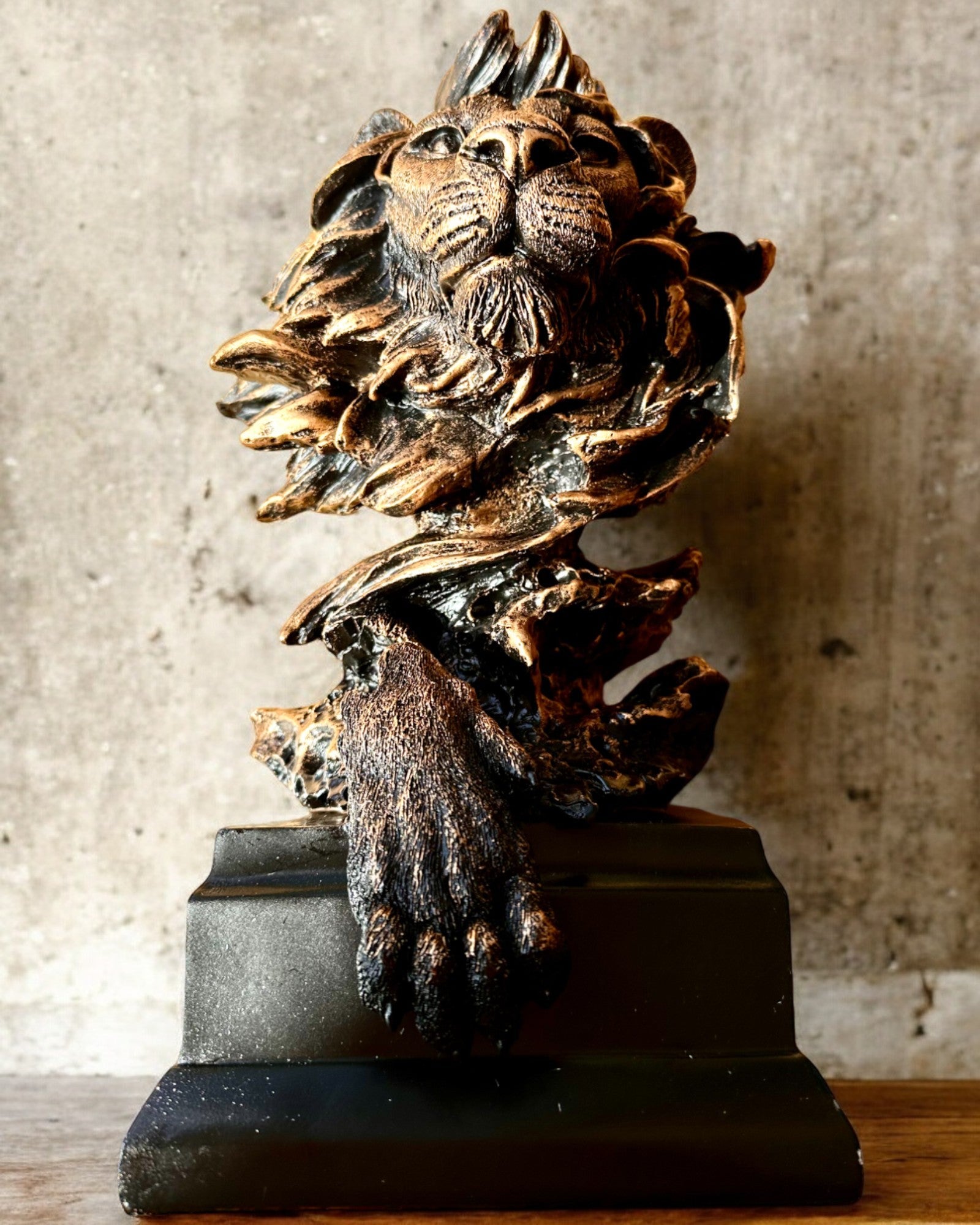 León Real - Figura Decorativa Majestuosa con Posibilidad de Grabado, 2 variantes de color a elegir, para regalo