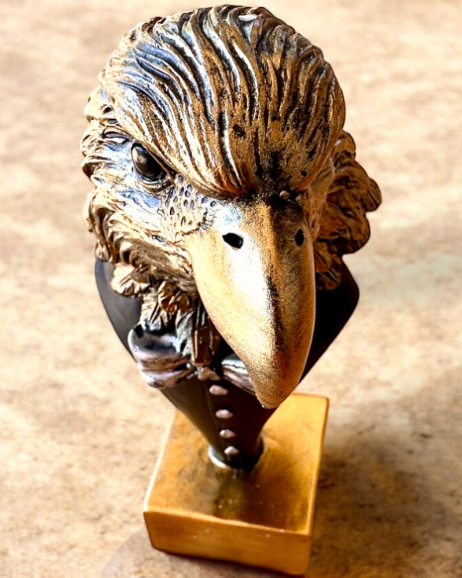 Figura de Cabeza de Águila Büffel Warden – en Elegante Frac con Opción de Grabado para regalo