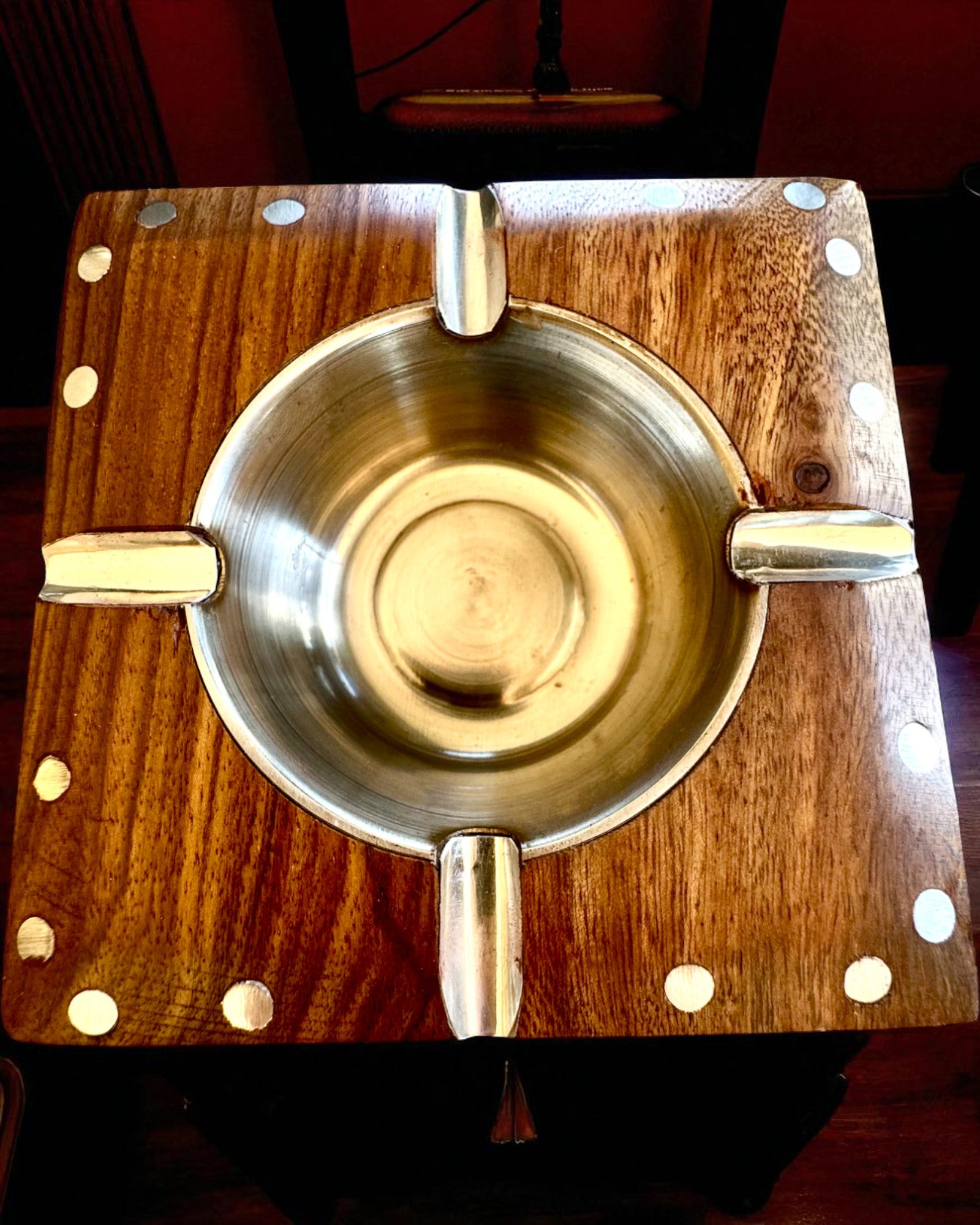 Rhino – Cenicero artesanal de madera de shisham y latón, 11 cm de ancho, con opción de personalización mediante grabado