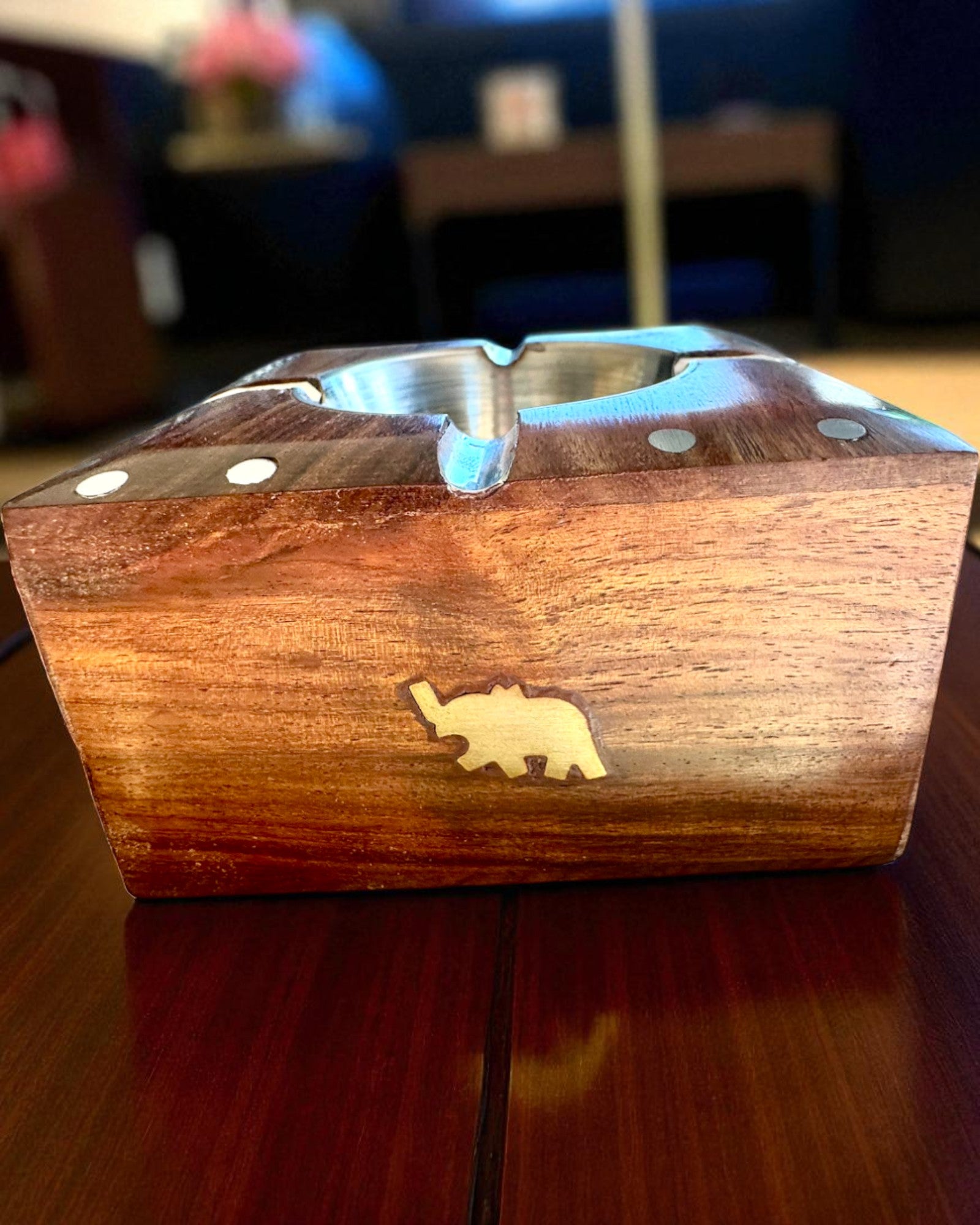 Rhino – Cenicero artesanal de madera de shisham y latón, 11 cm de ancho, con opción de personalización mediante grabado