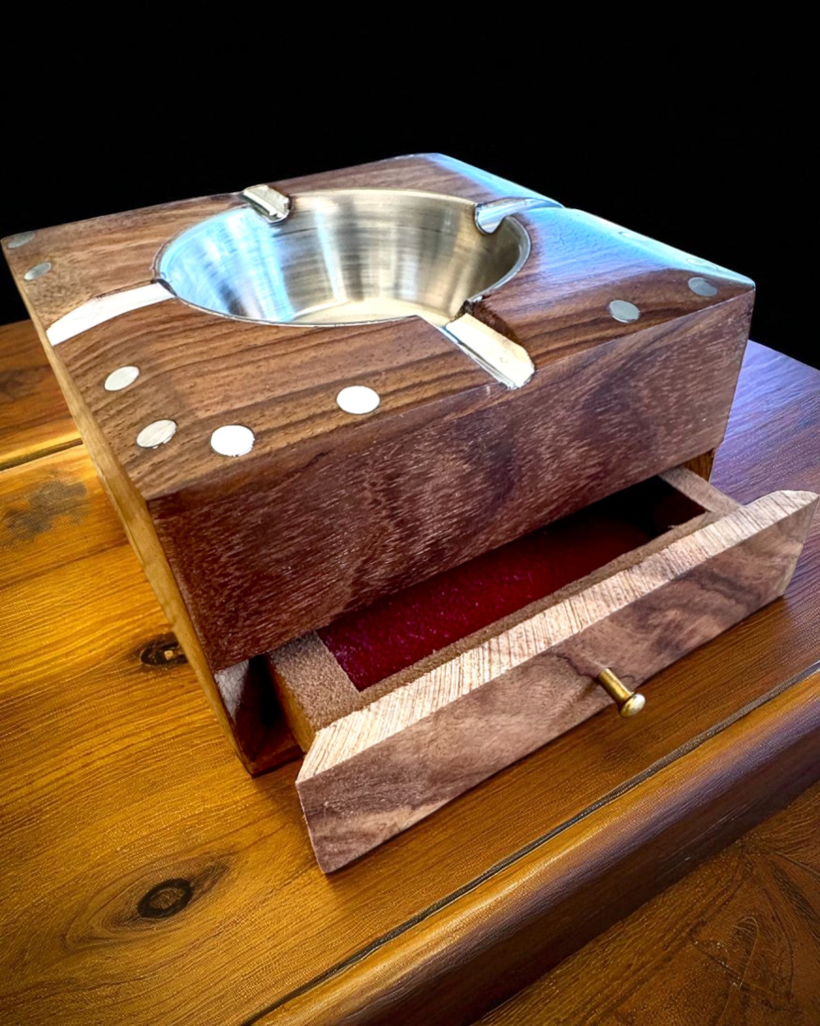Rhino – Cenicero artesanal de madera de shisham y latón, 11 cm de ancho, con opción de personalización mediante grabado