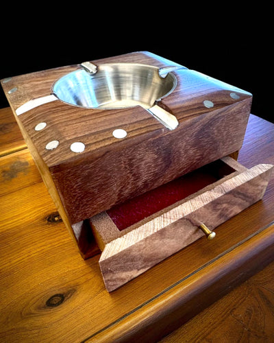 Rhino – Cenicero artesanal de madera de shisham y latón, 11 cm de ancho, con opción de personalización mediante grabado