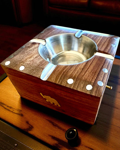 Rhino – Cenicero artesanal de madera de shisham y latón, 11 cm de ancho, con opción de personalización mediante grabado