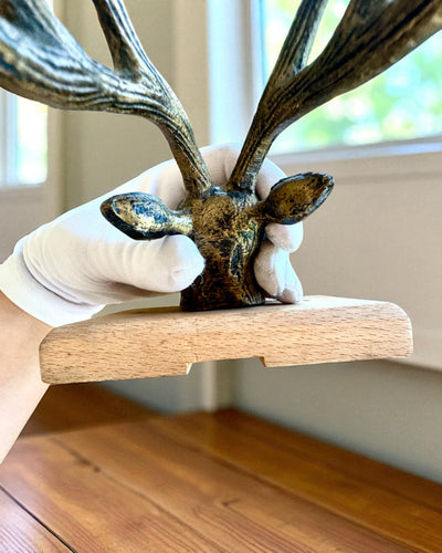 Perchero de latón Ciervo Guardián, hecho a mano, posibilidad de personalización con grabado en madera