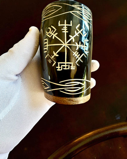 Valknut Ręcznie wykonany mały kubek z rogu bawoła z nordyckimi symbolami, posibilidad de personalización para regalo con grabado