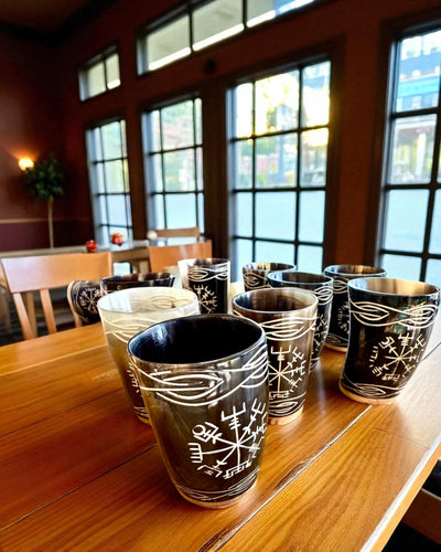 Valknut Ręcznie wykonany mały kubek z rogu bawoła z nordyckimi symbolami, posibilidad de personalización para regalo con grabado