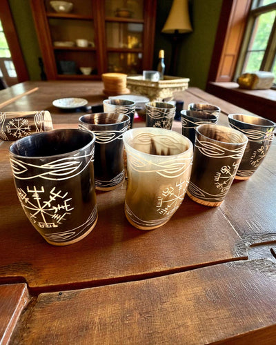 Valknut Ręcznie wykonany mały kubek z rogu bawoła z nordyckimi symbolami, posibilidad de personalización para regalo con grabado