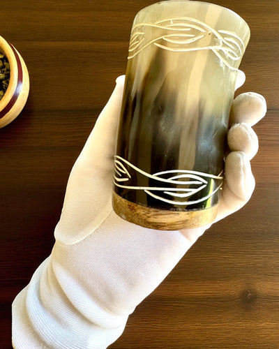 Valknut Ręcznie wykonany mały kubek z rogu bawoła z nordyckimi symbolami, posibilidad de personalización para regalo con grabado