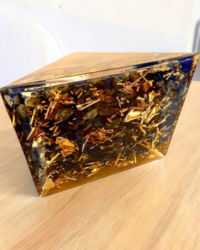 Pirámide Energética orgonita "Zenith" con Lapislázuli, ideal para regalo