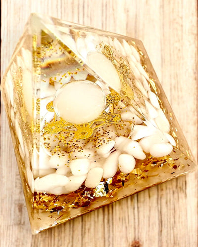 Pirámide Energética de orgonita de Energía con Piedras Blancas - "Golden Harmony", ideal para regalo