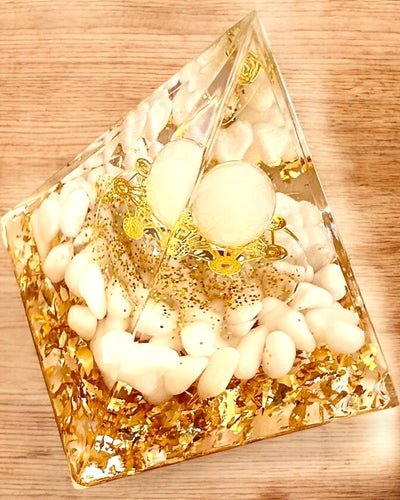 Pirámide Energética de orgonita de Energía con Piedras Blancas - "Golden Harmony", ideal para regalo