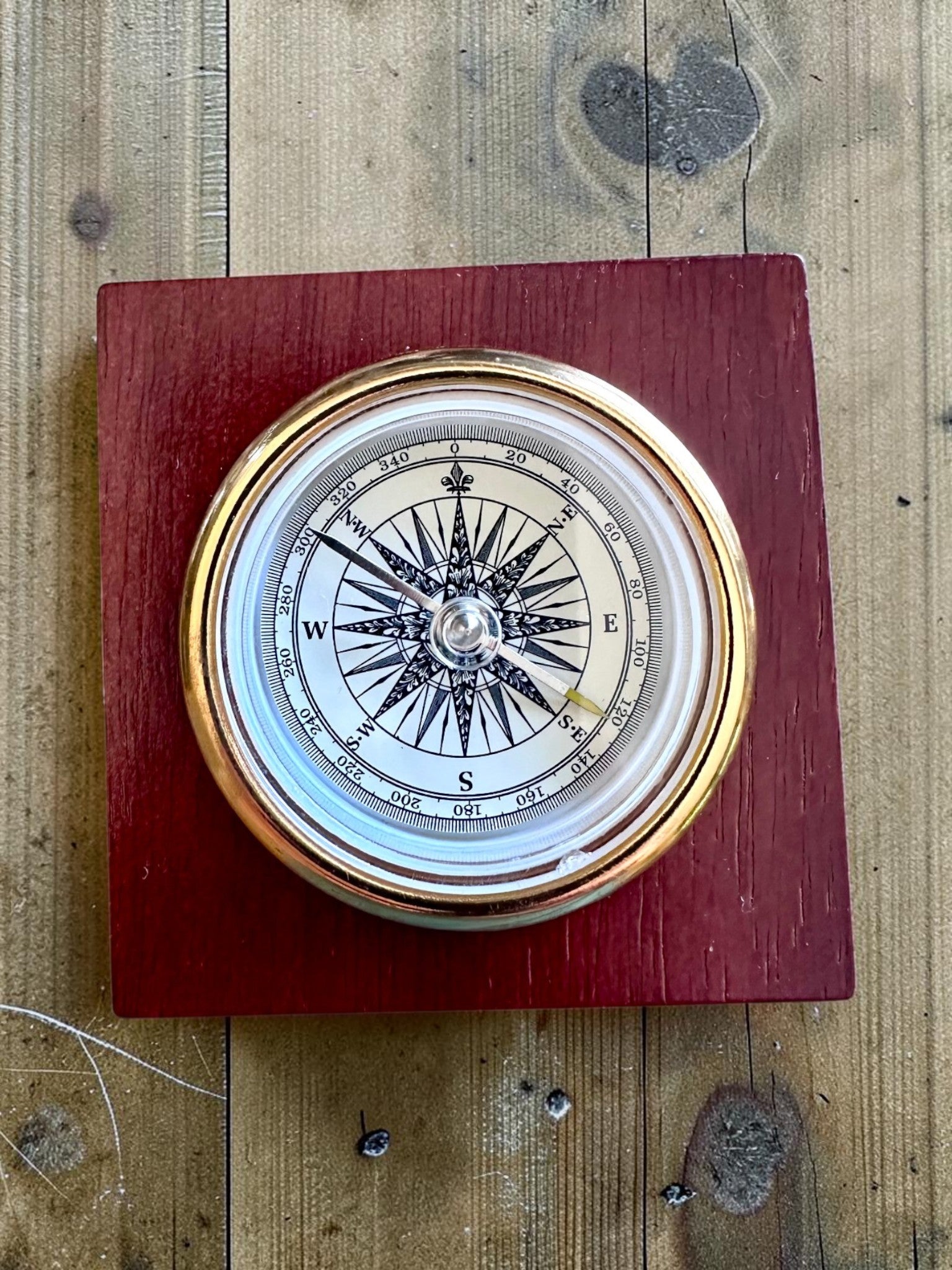 Kompas "Navigator2" - Elegancia Clásica en Latón y Madera, personalización con grabado para regalo