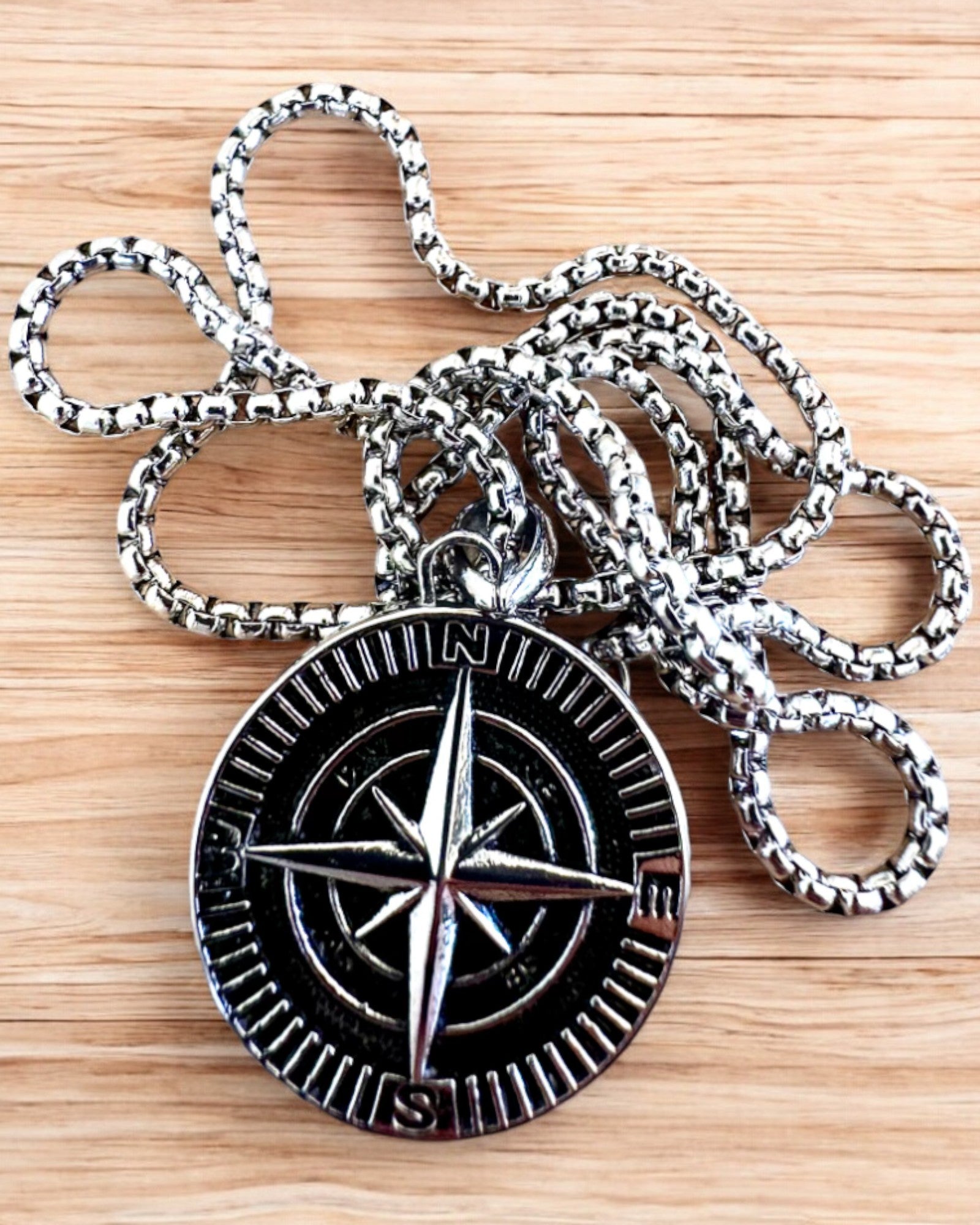 Collar de acero inoxidable Brújula del Explorador, posibilidad de personalización con grabado para regalo