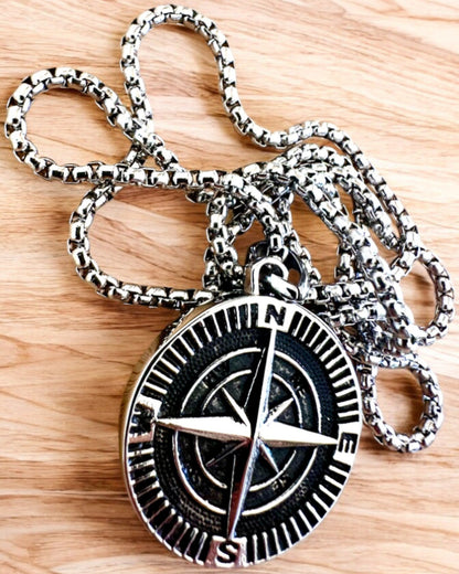 Collar de acero inoxidable Brújula del Explorador, posibilidad de personalización con grabado para regalo