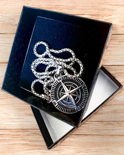 Collar de acero inoxidable Brújula del Explorador, posibilidad de personalización con grabado para regalo