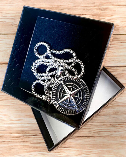 Collar de acero inoxidable Brújula del Explorador, posibilidad de personalización con grabado para regalo