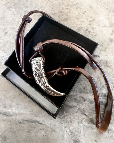 Colmillo de Lobo de acero inoxidable – Amuleto de Coraje, collar con opción de personalización con grabado para regalo