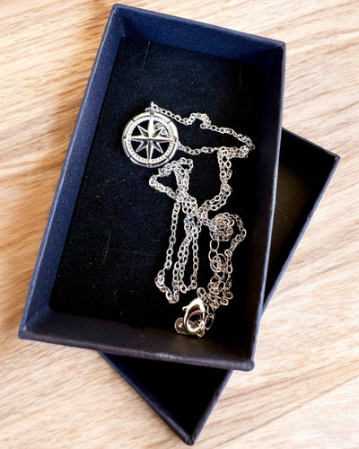 Collar de Plata con Pequeño Símbolo - Brújula del "Viajero", posibilidad de personalización con grabado para regalo