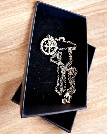 Collar de Plata con Pequeño Símbolo - Brújula del "Viajero", posibilidad de personalización con grabado para regalo