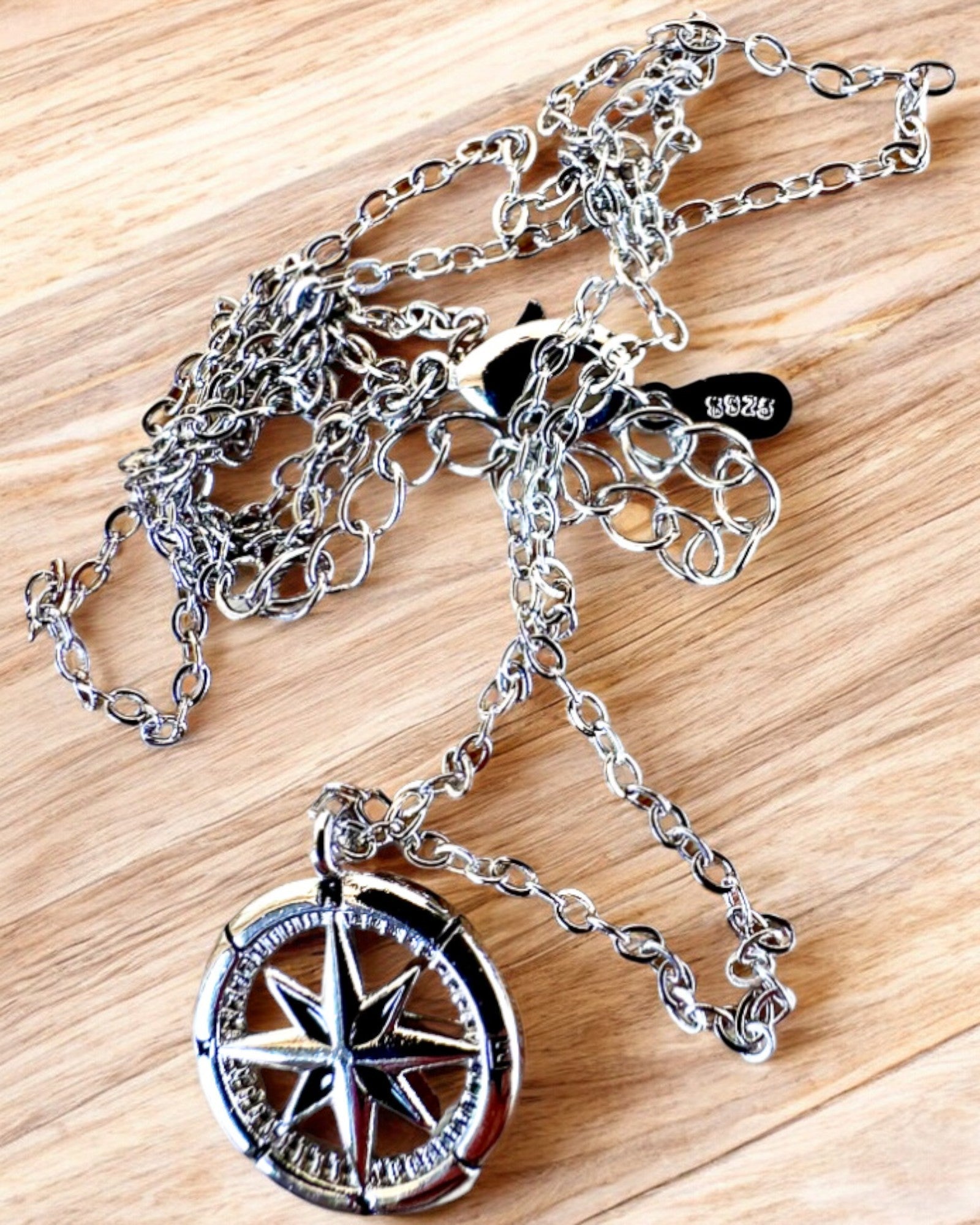 Collar de Plata con Pequeño Símbolo - Brújula del "Viajero", posibilidad de personalización con grabado para regalo