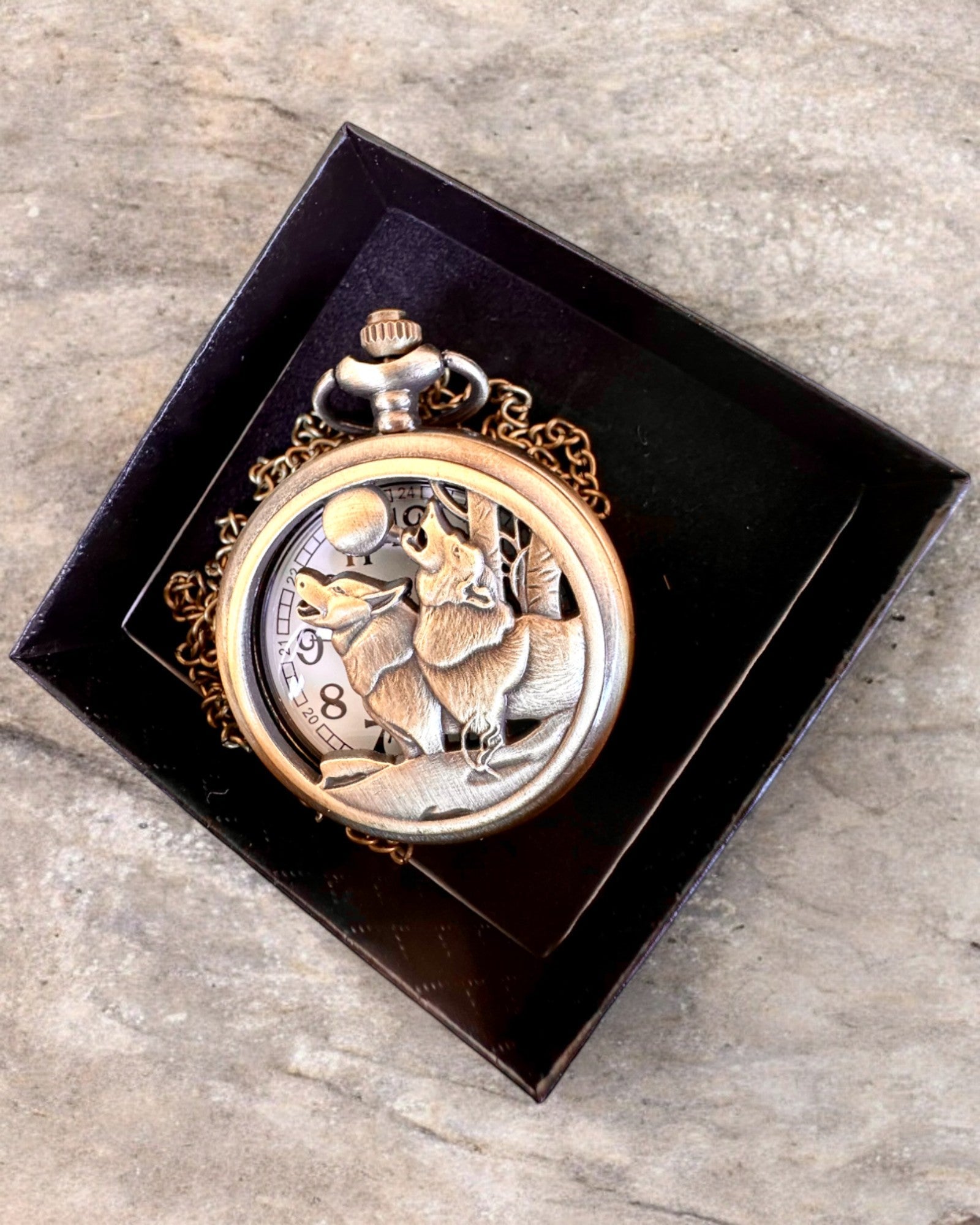 "Luna Wolf" – Reloj de Bolsillo Estilizado con Lobos, posibilidad de personalización con grabado para regalo