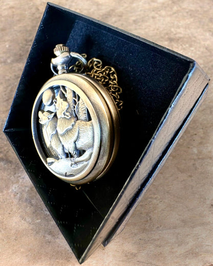 "Luna Wolf" – Reloj de Bolsillo Estilizado con Lobos, posibilidad de personalización con grabado para regalo