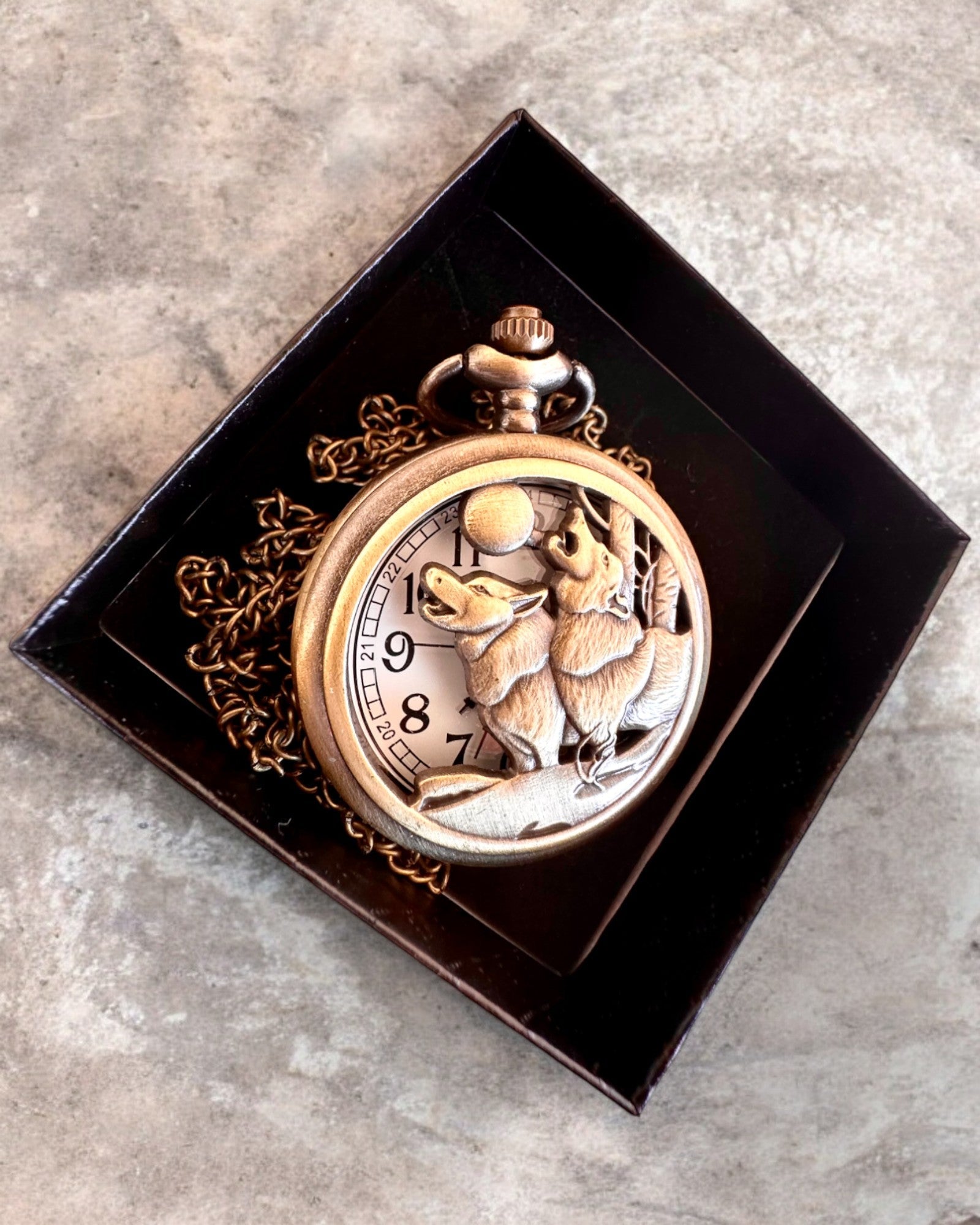 "Luna Wolf" – Reloj de Bolsillo Estilizado con Lobos, posibilidad de personalización con grabado para regalo