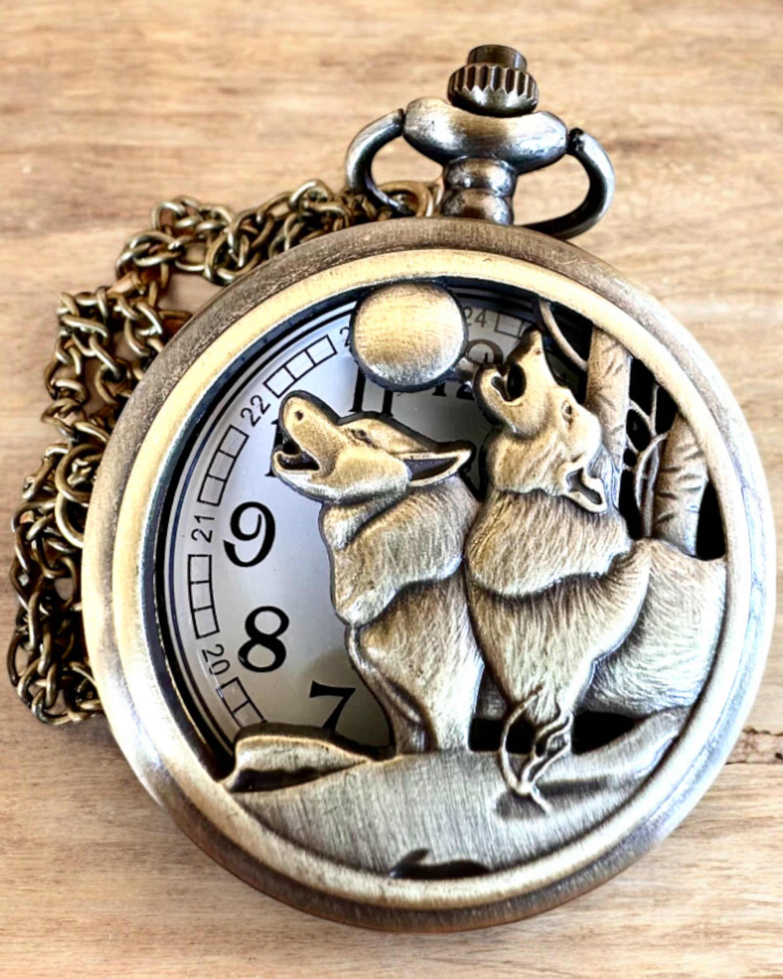 "Luna Wolf" – Reloj de Bolsillo Estilizado con Lobos, posibilidad de personalización con grabado para regalo