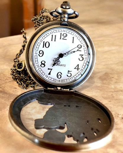 "Luna Wolf" – Reloj de Bolsillo Estilizado con Lobos, posibilidad de personalización con grabado para regalo