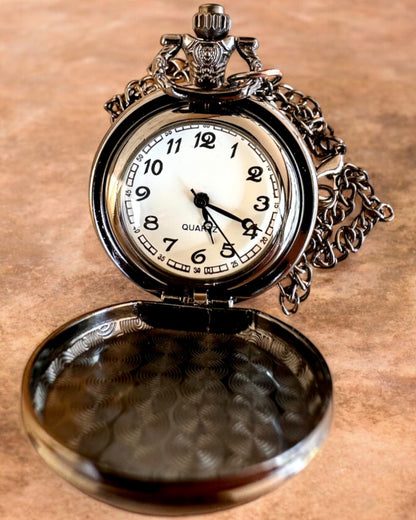 Reloj de bolsillo "Magiczna Talia" - Accesorio elegante de acero inoxidable, personalización con grabado para regalo