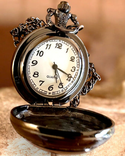 Reloj de bolsillo "Magiczna Talia" - Accesorio elegante de acero inoxidable, personalización con grabado para regalo