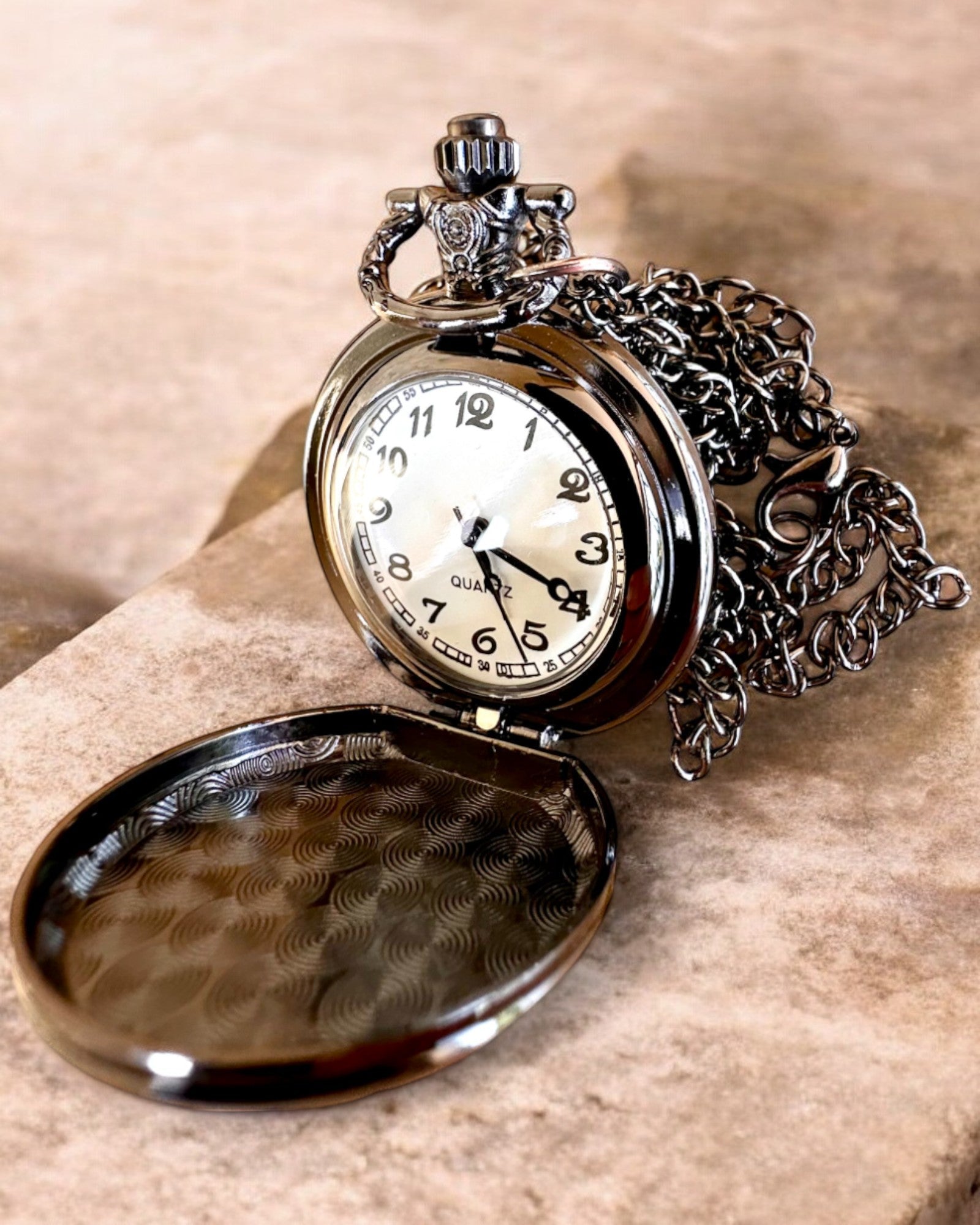Reloj de bolsillo "Magiczna Talia" - Accesorio elegante de acero inoxidable, personalización con grabado para regalo