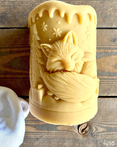 Vela de soja Zorro Invernal, 7,5 cm de altura, vela de soja vertida a mano con un adorable zorro dormido, personalizable con grabado en la placa