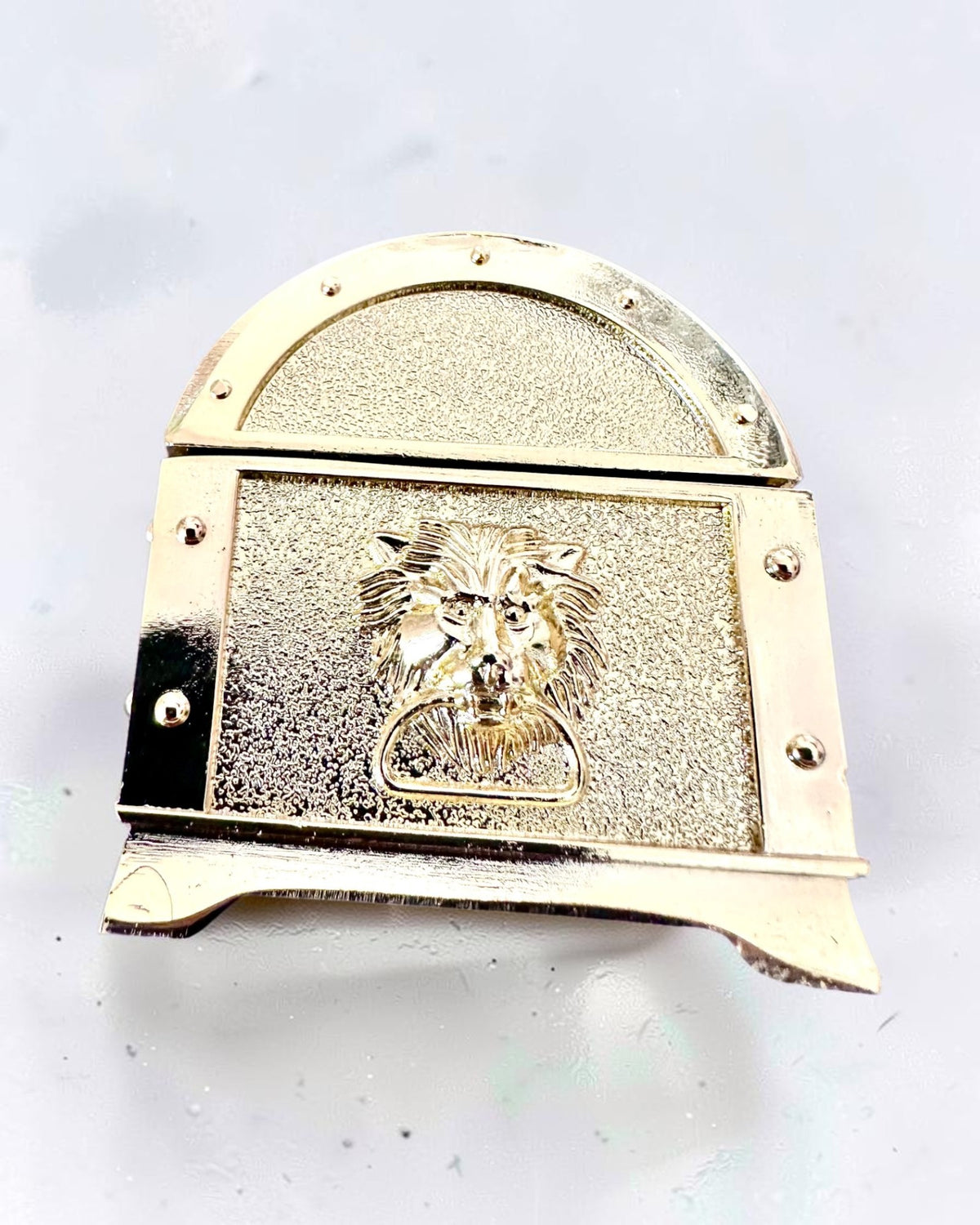 Cofre del tesoro metálico retro con grabado - Caja plateada de 7x5x5 cm
