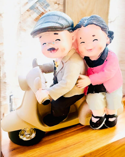 Figura decorativa Enamorados en scooter - personalización con grabado para regalo