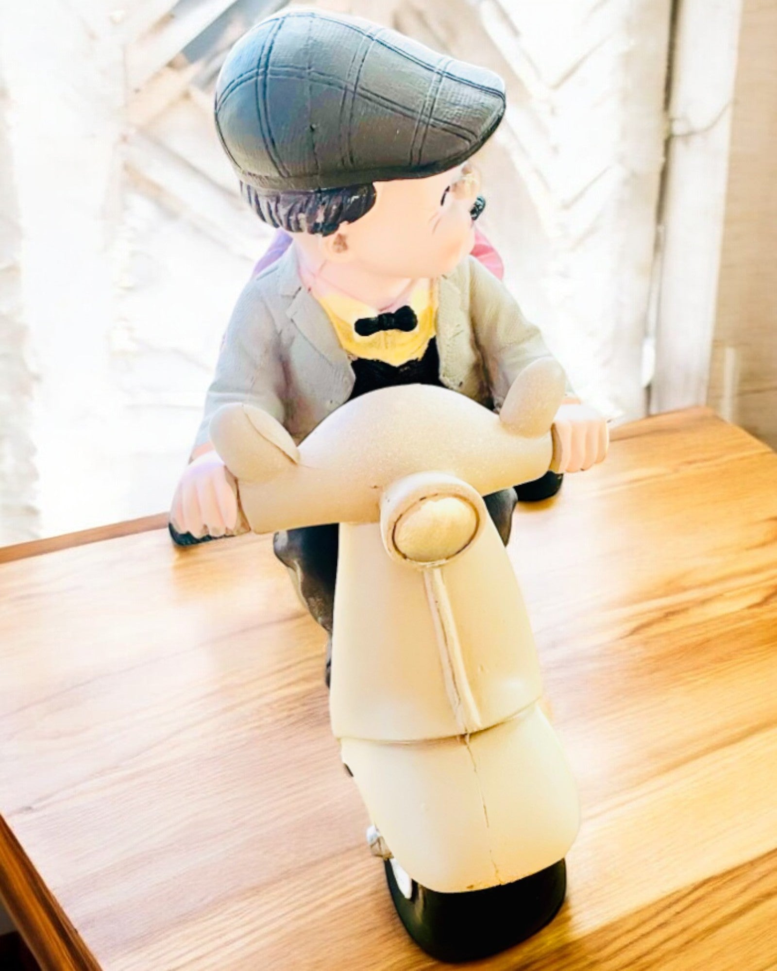 Figura decorativa Enamorados en scooter - personalización con grabado para regalo