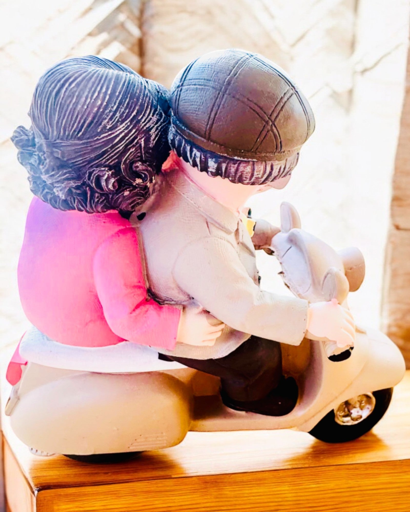 Figura decorativa Enamorados en scooter - personalización con grabado para regalo
